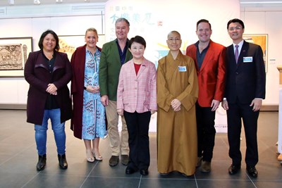 (左起)國會聯邦議員Julie-Ann Campbell、布里斯本市長夫人Nina Schinner、昆士蘭州教育及藝術部長John Paul、盧市長、中天寺住持滿望法師、洛根市長Jon Raven、駐布里斯本台北經濟文化辦事處范厚祿處長