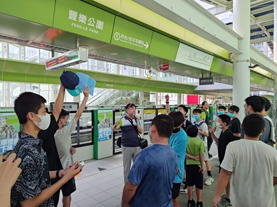參訪過程中進行有獎徵答,小朋友爭先回答。