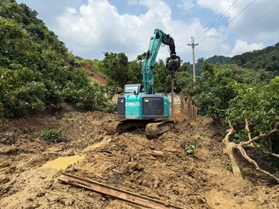 霧峰區暗坑巷鋼軌樁打設中