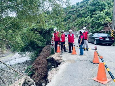 吳局長(中)勘察霧峰農路指示:優先防颱、穩健推進復建