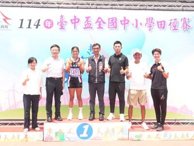 (主照)忠明高中高一新鮮人陳羿岑(中)勇奪高中女子400公尺金牌,破大會紀錄
