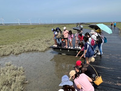 高美濕地遊客中心定期舉辦生態導覽活動