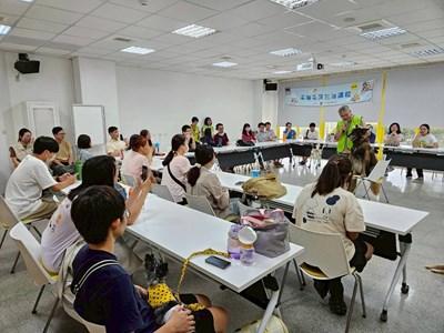課堂上學員們專注聆聽講師與培訓犬的示範,學習在人犬相處中建立理解與信任。