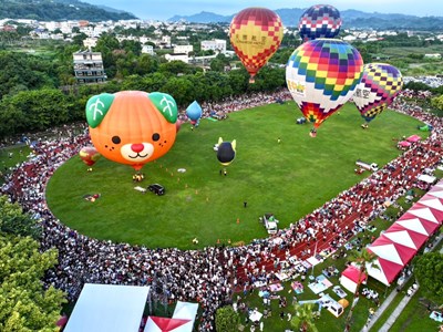 今夏最燃！ 台中石岡熱氣球3天湧31萬人次