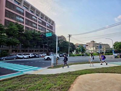 01-嶺東科大感謝市府貼心規劃！綠36綠地完工守護開學首日通行安全_0
