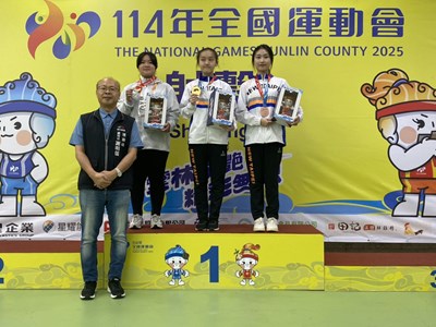 主照-運動局謝副局長頒獎給奪得銀牌的翁慧雯(左)，勉勵臺中選手再創佳績