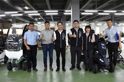 中市府經發局長張峯源走訪在地產業,專精輔具的「台灣維順工業股份有限公司」