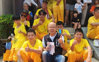 謝明儒副局長向傳統獅藝團隊致意