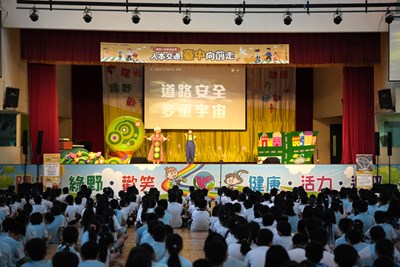 市府以持續辦理交通安全宣導活動,前進社區、校園、婦女會等團體,擴散道安知識