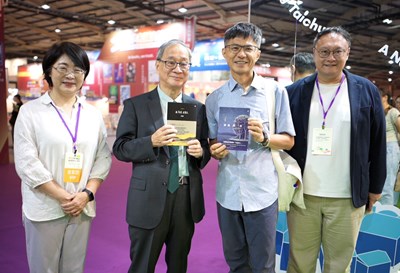 台中文學貢獻獎得主甘耀明(右二)驚喜現身、鄭副市長(右ㄧ)、李遠(左二)、文化