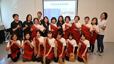 青銀共舞點亮未來  山海屯女孩展現培力成果