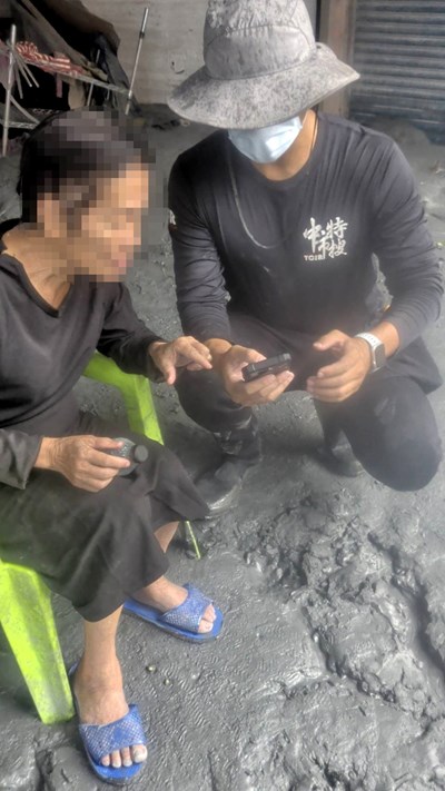 臺中特搜人員主動提供電話,協助民眾給家人報平安