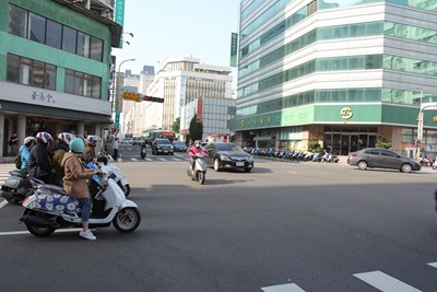 連假期間預期車流將會提升,提醒民眾可多利用替代道路避開車潮_0