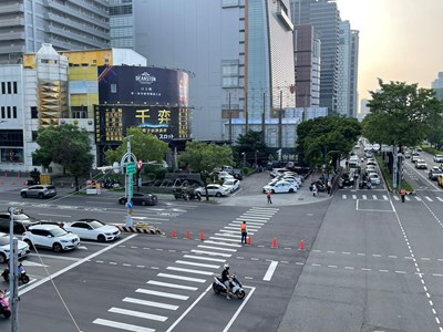 新光三越復業首日,七期商圈落實各項導引措施,交通運行順暢