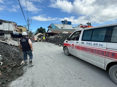 同島一命!中市府動員重機具馳援花蓮清淤救災 搶通救護車道路