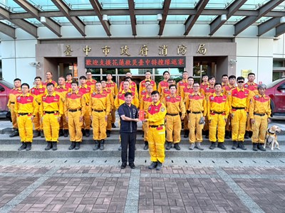 消防局長孫福佑代表市長頒發加菜金