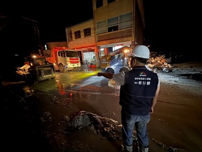 建設局救災團隊昨(29)日白天才歷經一整天的淤泥清運與道路搶通,夜幕降臨後仍未休息