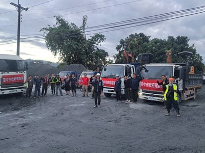 建設局救災團隊完成階段性任務,後續將由中市環保局接力進行道路清理復原_0