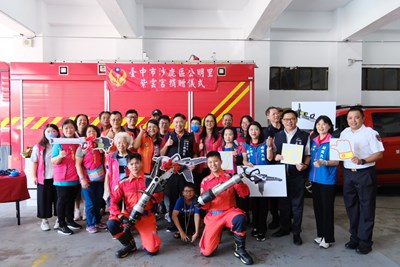 沙鹿區公明里紫雲宮今(5)日捐贈台中市消防局救援器材一批,強化救災能量。_0