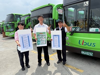 統聯客運駕駛張淑華(左起)與客運從業人員、駕駛許進益,高興的說,加薪對家庭幫助最窩心。