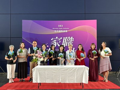 賴副局長及貴賓共同完成繡球花藝