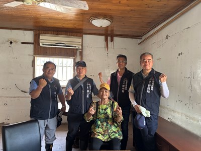 馳援隊伍與災民合影
