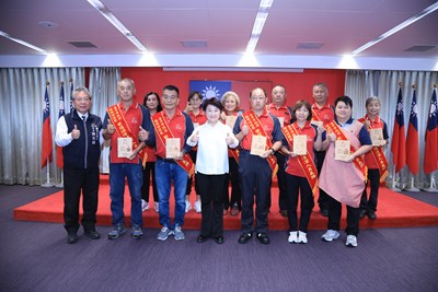歡慶清潔隊員節！ 盧市長表揚中市績優清潔隊員