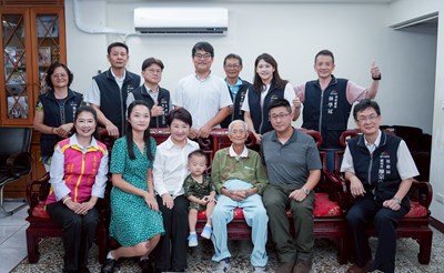盧市長與陳活森阿公一家合影