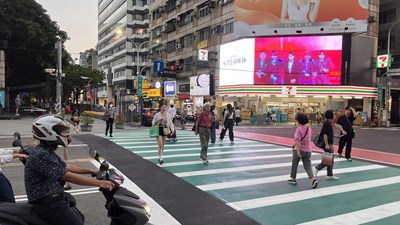 市民廣場周邊尖峰時間人車流高，開車民眾可停放鄰近停車場後再步行前往會場
