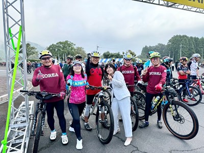 「Tour de Saiki 環佐伯自行車活動」與佐伯市富高國子市長及國際車友合影
