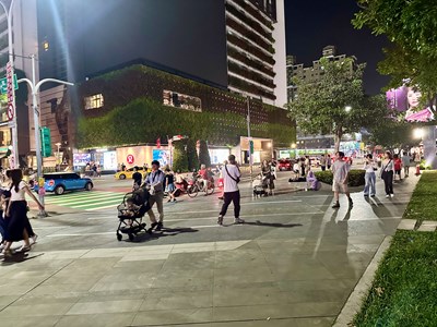 01-市民「有感」升級！台中市民廣場步道優化更順暢、夜間更安全，民眾主動致謝市府貼_0