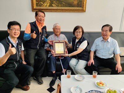 歡度百歲　賴副市長祝賀人瑞阿公福壽綿長