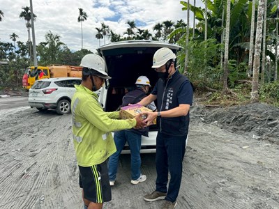 為奮戰中的隊員們補充體力、提振士氣，讓大家在艱困環境中感受到滿滿的支持與溫暖。_0