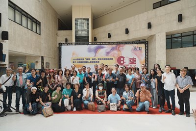 國際彩墨藝術大展共22國家地區-131位藝術家參展-圖為開幕式參展藝術家合影_0