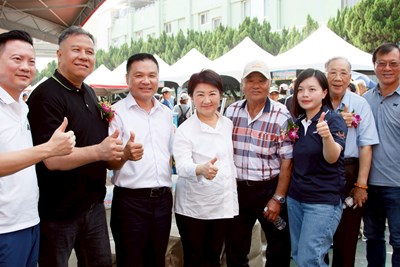 市長與現場展售單位合影