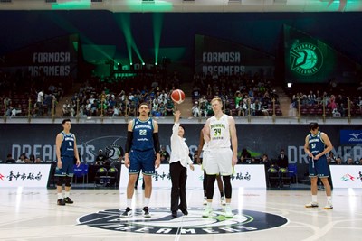 盧市長帥氣開球