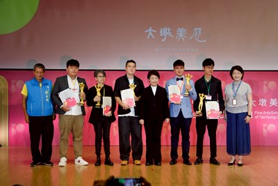 盧市長與獲獎者合影