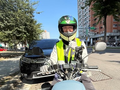 台中市開單員羅于凱眼尖一秒識破車牌字母偷換，快速通報協助警方拖吊。