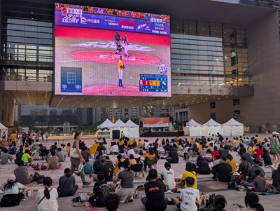 1300吋大螢幕轉播賽事，球迷熱情應援不間斷
