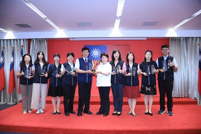 中市衛生局連續4年蟬聯中央考評榜首，今(21)日於市政會議獻獎