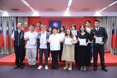 盧市長頒獎表揚市府各局處推舉之「廉潔楷模」