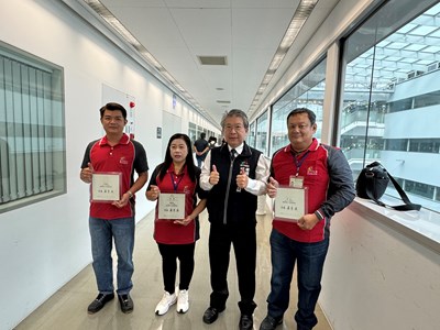 環保局陳宏益局長與獲選廉潔楷模人員合影