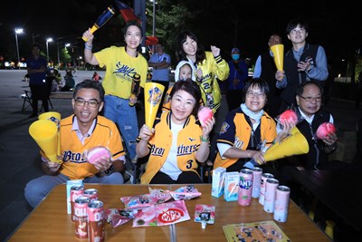 盧市長笑說「風再大、頭髮再亂都沒關係，只要中信贏球就好！」