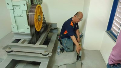 昇降設備專業檢查人員，進行現場檢查