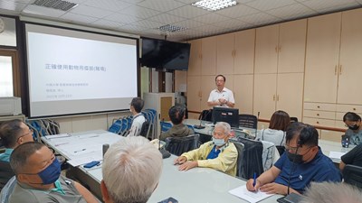 楊程堯博士講授如何正確使用疫苗，以豬場為例。