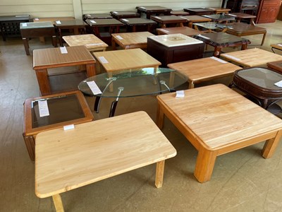 寶之林賣場陳列之各式桌椅