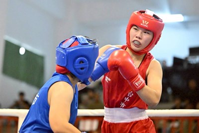 金牌選手場上奮力揮擊