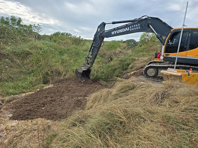 文山掩埋場廚餘貯坑試辦翻堆情形2