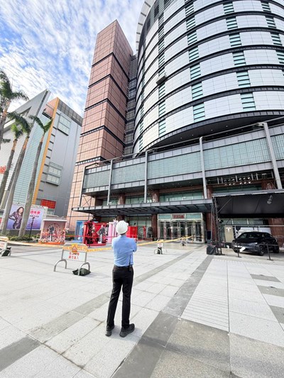 1025今日上午約8點多完成修繕，8樓外牆帷幕光罩修復完成 (2)