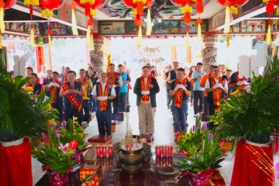 鄭副市長率市府團隊及各友宮代表進行團拜祈福